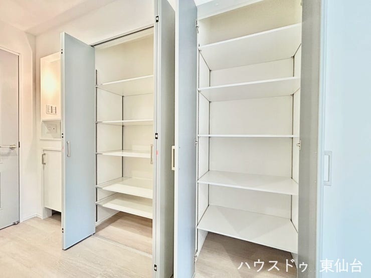 可動式の棚付きで空間を有効に使えます♪