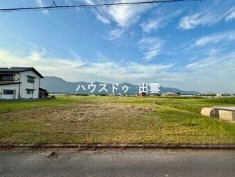 【外観】
117坪ありますので新築で平家を建てても駐車場が広々取れる土地の広さです。交通量もあまり多くないので車での移動がスムーズです。