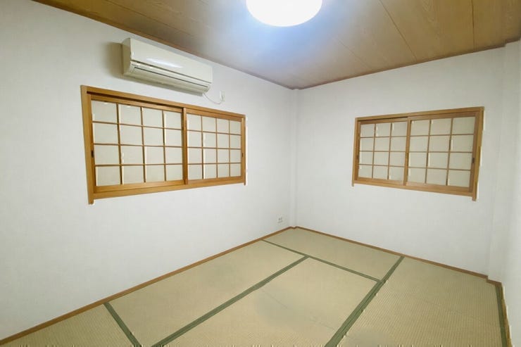 柔らかな光が入る落ち着いた和室♪
多用途に使え、季節を問わず快適に過ごせます。
※AIによる家具消しを行っております。