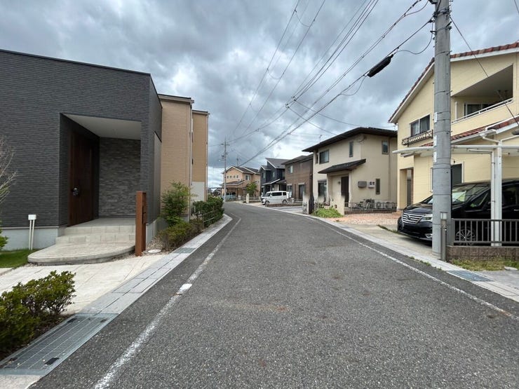 前道は6m以上あり、車の出し入れもスムーズです。