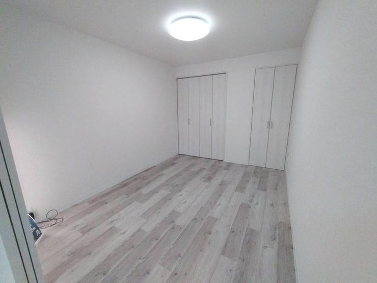 《洋室2》
リビングと隣接する約5.8帖のお部屋です。
引き戸を開けてリビングの延長のような使い方も◎
お子様のお昼寝や遊び部屋など様々な用途でお使いいただけます。