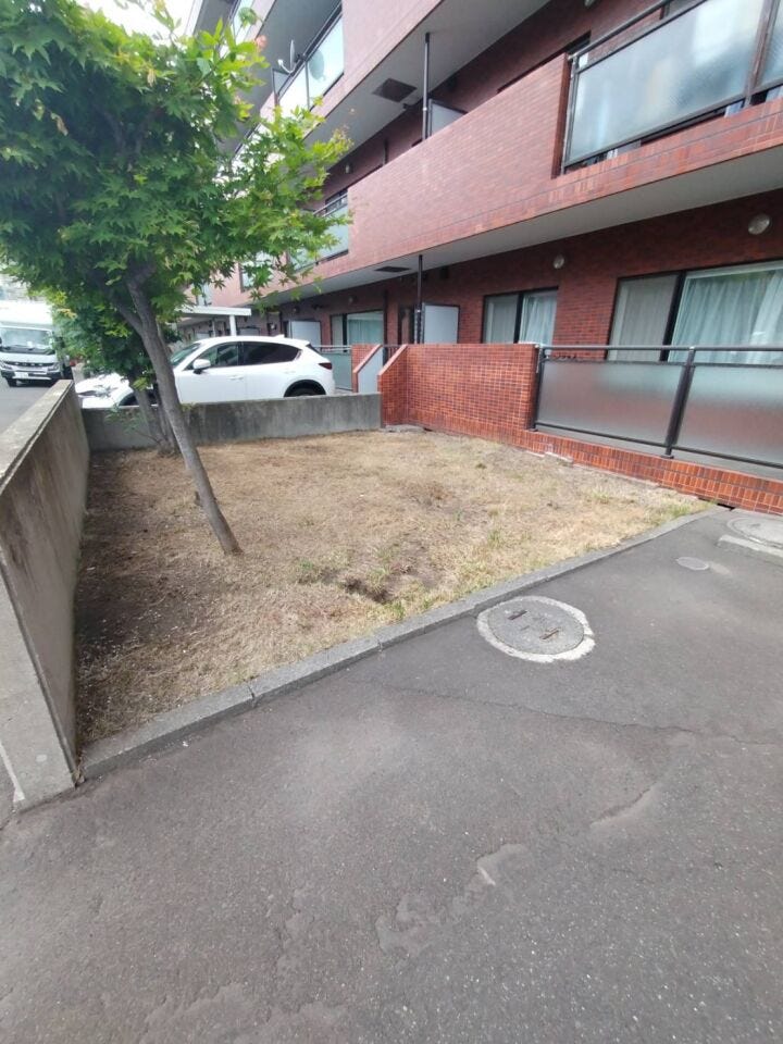 《専用庭》
お部屋から庭に出られるので、戸建のような感覚♪
マンションの利便性と戸建て住宅に近い住み心地のどちらも感じることができます。ガーデニングや子供の遊び場としての利用等使い方は様々です。