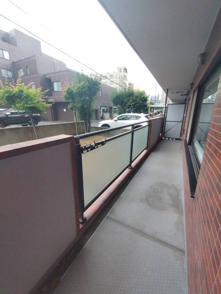 《バルコニー》
横に広くなったバルコニー。日当たりも望めるのでお部屋の中も明るくなります!