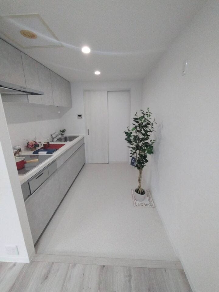 《キッチン》
並んで作業してもゆとりある広さ♪
奥の戸を開けると洗面室へとつながっており家事動線もスムーズです。