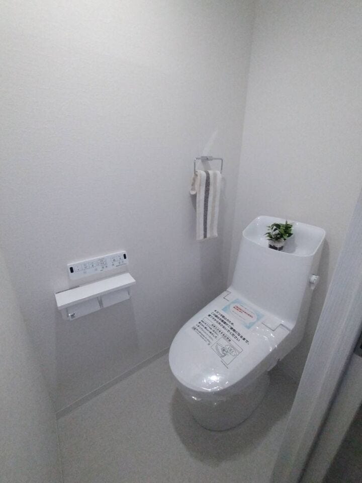 《トイレ》
ウォシュレット付きトイレです。
凹凸が少なくお掃除しやすいデザインです。