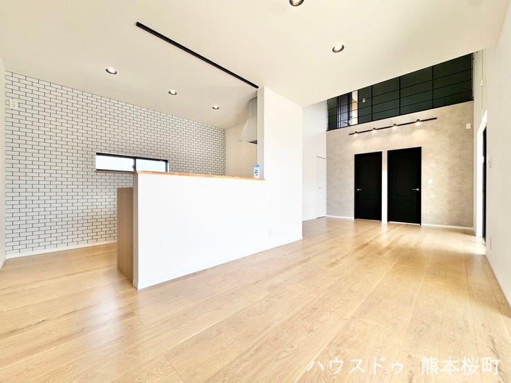 ■安らぎと笑顔の中心地■陽光が優しく降り注ぎ、会話が自然と弾む。ここでは、毎日が特別な時間へと変わります。