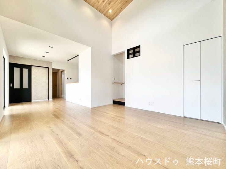 ■安らぎと笑顔の中心地■陽光が優しく降り注ぎ、会話が自然と弾む。ここでは、毎日が特別な時間へと変わります。