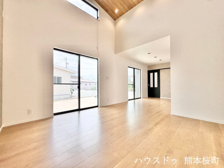 ■安らぎと笑顔の中心地■陽光が優しく降り注ぎ、会話が自然と弾む。ここでは、毎日が特別な時間へと変わります。