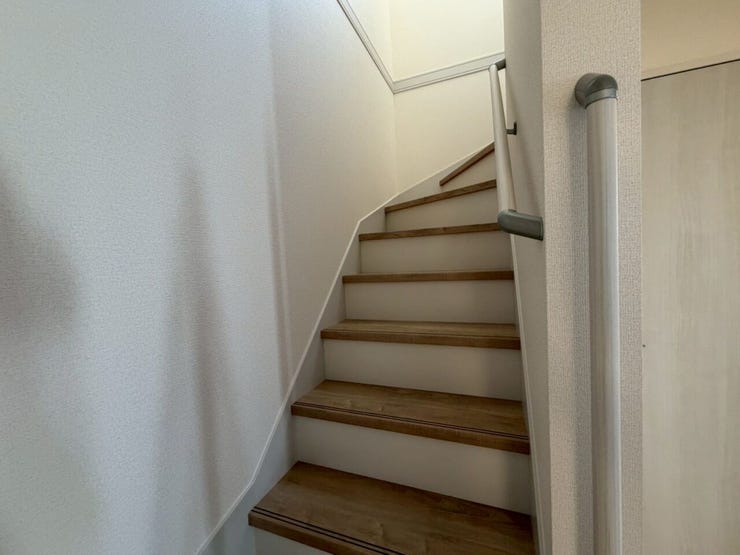 2階へ上がる階段です。