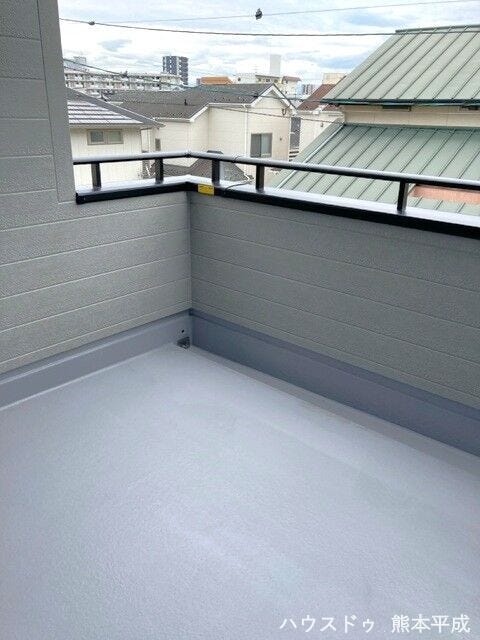 屋根付きのインナーバルコニーで雨が降っても使用でき、リラックススペースとしても十分な広さがあります