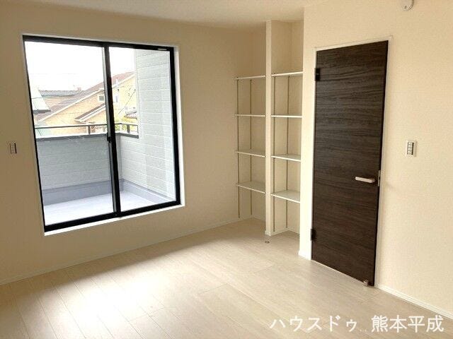 大きな窓からバルコニーにつながっており、綺麗な青空を見ることができます