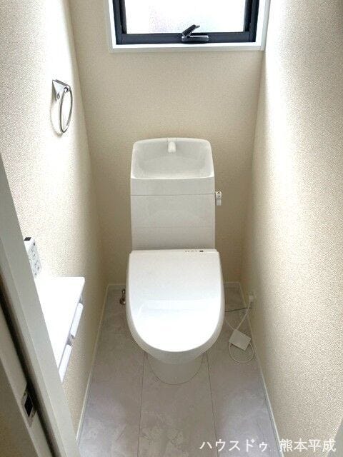 2か所にトイレがあり、来客時での使い分けが可能です。2階のトイレは、朝の混雑の解消にも役立ちます