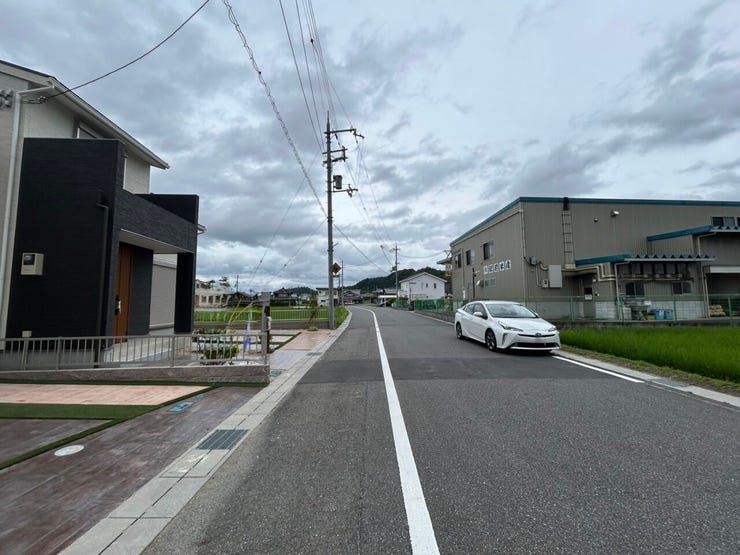 前面道路は広く、ベビーカーや車いすでのご移動もスムーズです。