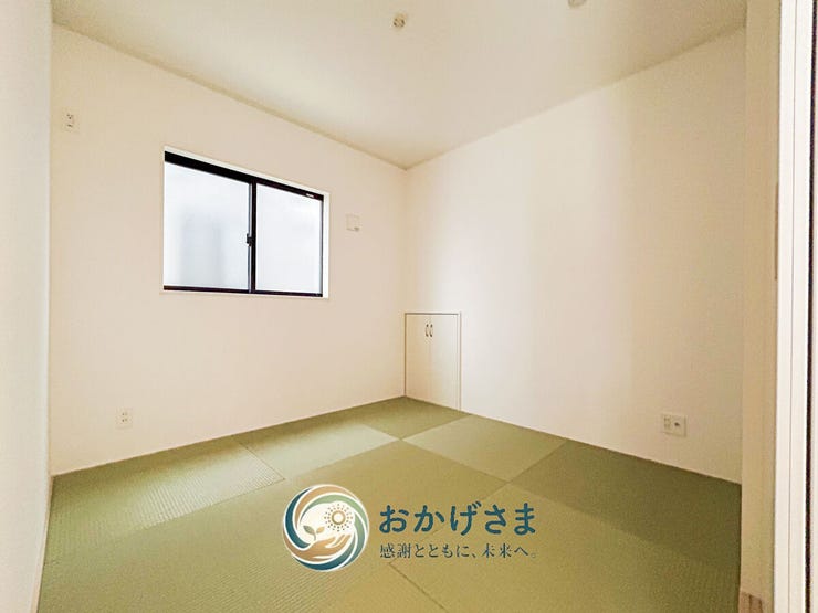 【和室】
モダンな琉球畳風の畳を使用した和室。客間としてはもちろん、ちょっとしたお昼寝や育児スペースにも最適。