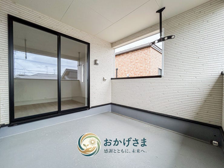 【バルコニー】
屋根付きで急な雨でも安心なバルコニー。物干し金物も備わり、洗濯物をゆったりと干せる広さです。
