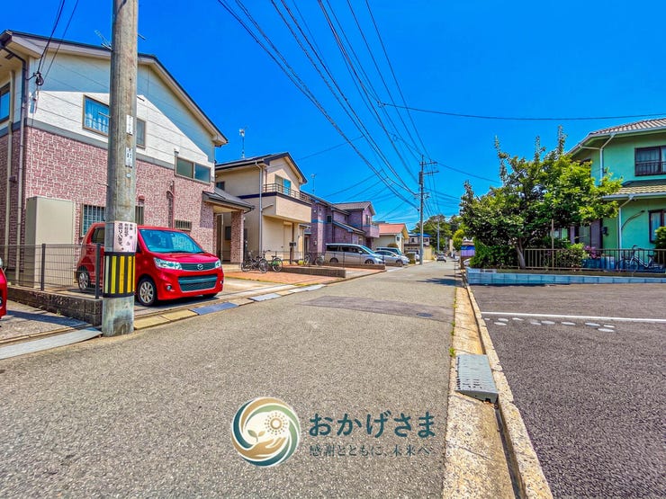 【前面道路】
すっきりと見通しの良い前面道路。車の出し入れがスムーズに行える、ゆとりある幅員が確保されています。
