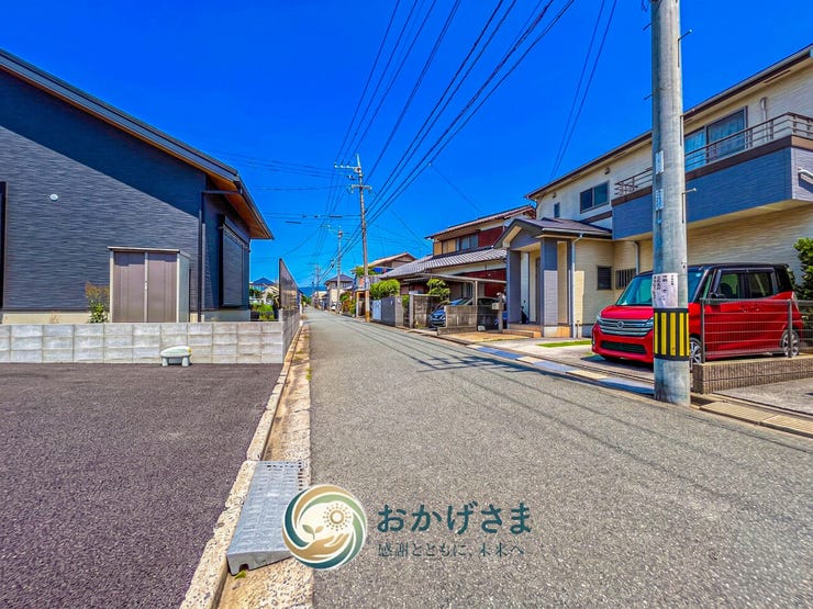 【前面道路】
別角度から見た前面道路。交通量が少なく静かな環境で、小さなお子様がいるご家庭も安心の立地です。