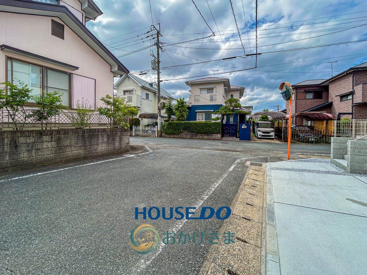 【周辺環境】
閑静な住宅街に位置。近隣には緑もあり、落ち着いた環境で暮らせます。