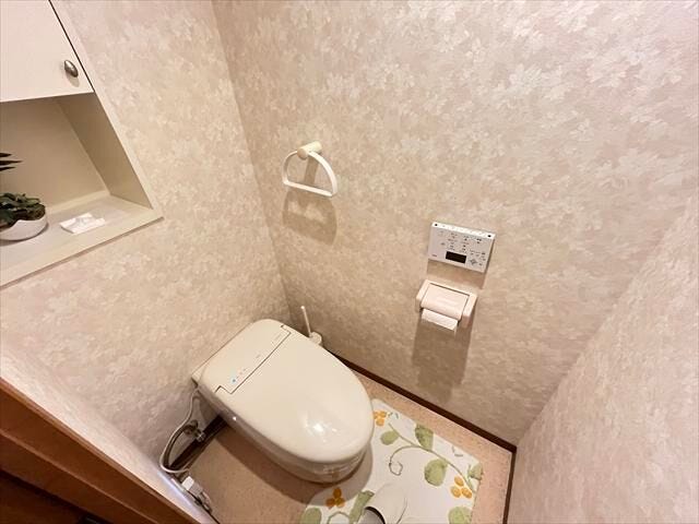淡い花柄クロスが優しく迎える、癒しのトイレ空間。TOTOタンクレストイレでお掃除もラクラク♪