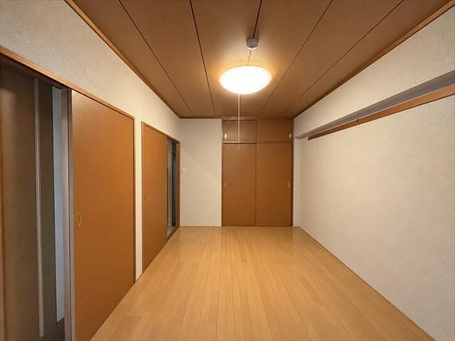 6帖:リビング横の洋室は、多目的に使えて便利です。ワークスペースやキッズルームにも◎ 暮らしに合わせて使えるつながりのある一室。
※実際の写真から家具消しの加工行っております。