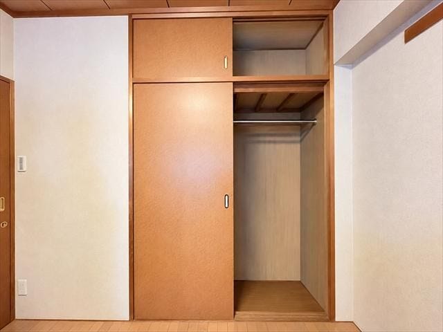 6帖:奥行きがあるので大きな物の収納に便利!ハンガーパイプが付いていますので、お洋服を掛けて収納できます◎
※実際の写真から家具消しの加工行っております。