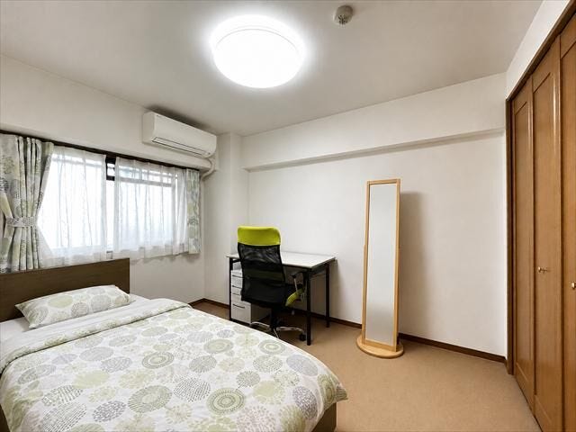 5.7帖:主寝室や書斎にも使いやすい北側洋室。家具配置のしやすい整形空間で、多彩なライフスタイルに対応します。