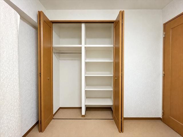 5.7帖:ハンガーパイプと可動棚付きで、衣類から小物まで効率よく整理整頓できます。
※実際の写真から家具消しの加工行っております。