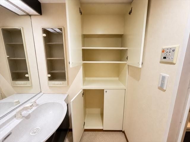 ◆リネン庫◆小物やタオルなどを機能的に仕舞っていただけます♪
※実際の写真から家具消しの加工行っております。