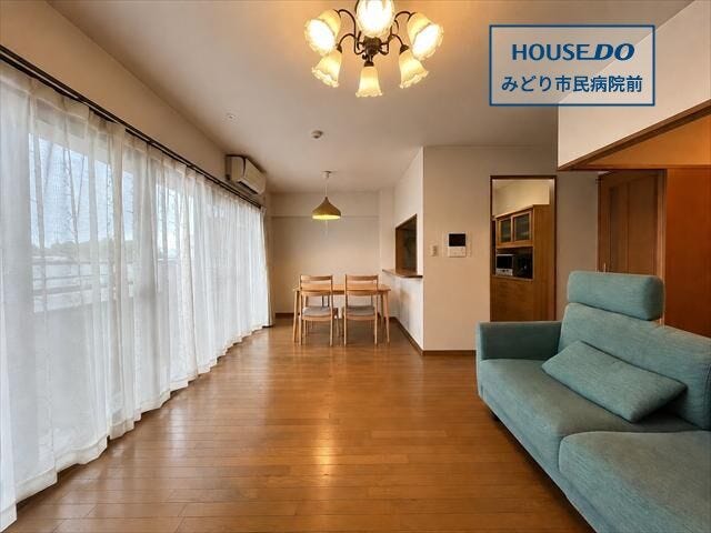 南向きのリビングは日当り良好です。隣には洋室も続いているので、扉をオープンにして空間を広く使うことも出来ます!