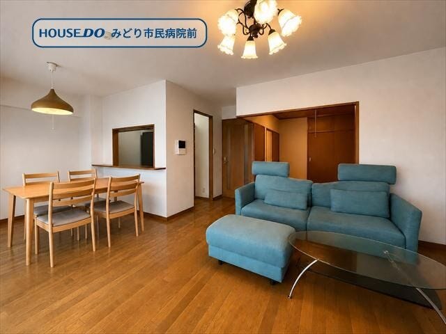 14.8帖LDK:ダイニングとリビングをゆったり配置できる使いやすい空間です。