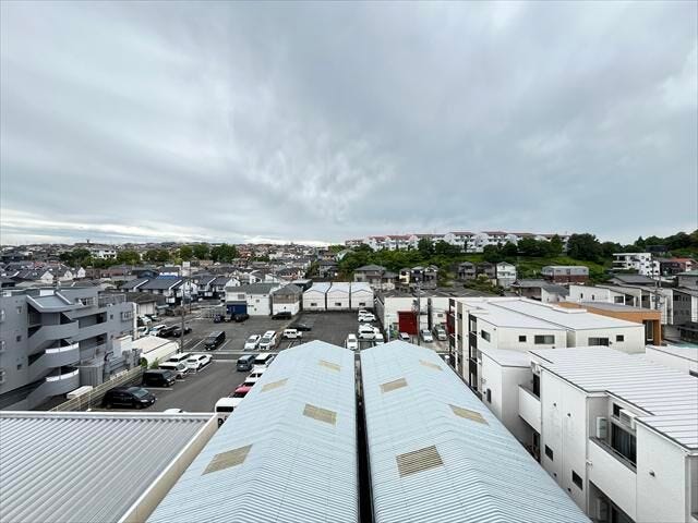 南バルコニーからの眺望です。遮る建物が少なく、空と街並みを一望できます。