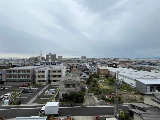 外玄関からの北側眺望です。空が広く感じられる開放的なロケーション。