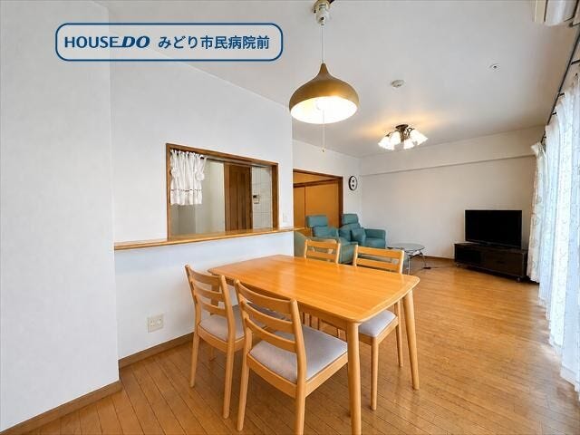 開放感のあるリビングダイニング。対面キッチンを採用し、ご家族とのコミュニケーションも取りやすい間取りです。