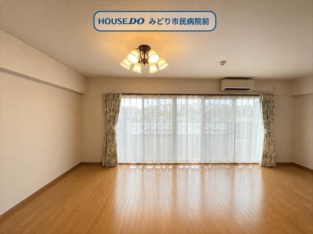 南向きの大開口で明るい住空間。ゆったりとした空間設計で、くつろぎの時間を楽しめます。
※実際の写真から家具消しの加工行っております。