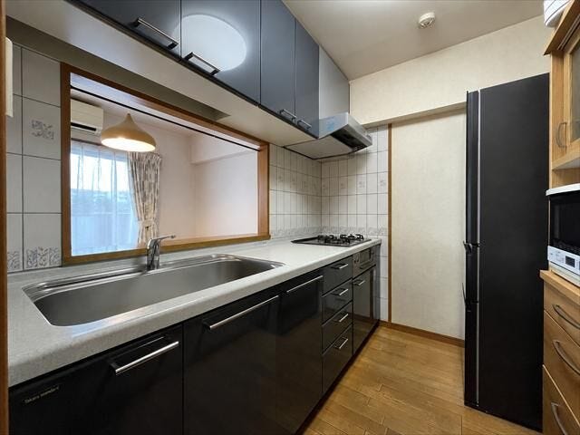 毎日の料理時間を快適にする、収納充実のシステムキッチン。大きな鍋も洗えちゃうワイドシンクや3種類の同時調理が可能な3口コンロも標準装備です!
※実際の写真から家具消しの加工行っております。