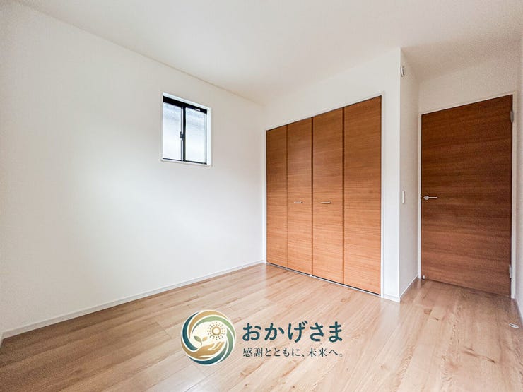 【トイレ】
白を基調としたすっきりとした印象のトイレ。温水洗浄便座付きで、小窓から自然光が入る明るい空間です。