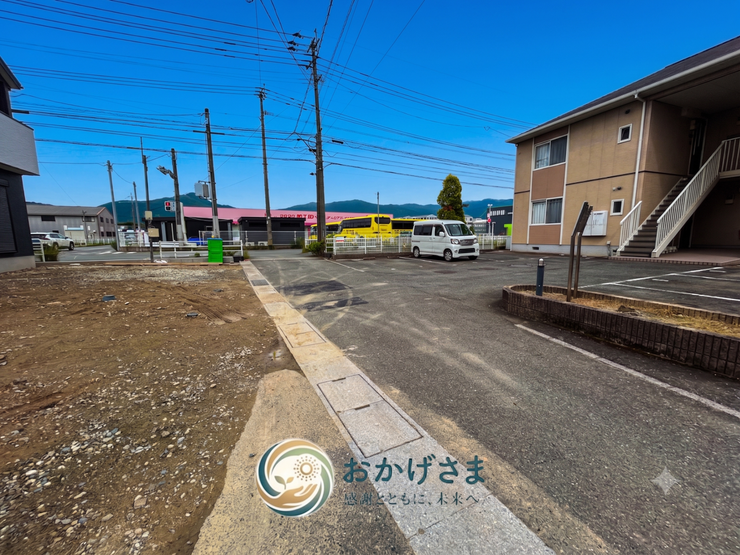【前面道路】
敷地前面にはゆとりあるスペースを確保。車の出し入れや駐車の際もストレスなくスムーズに行えます。