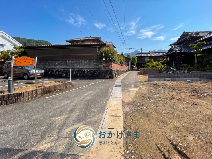 【前面道路】
周辺は穏やかで落ち着いた雰囲気の住宅街。平坦なアプローチで、日々の歩行や運転も快適です。