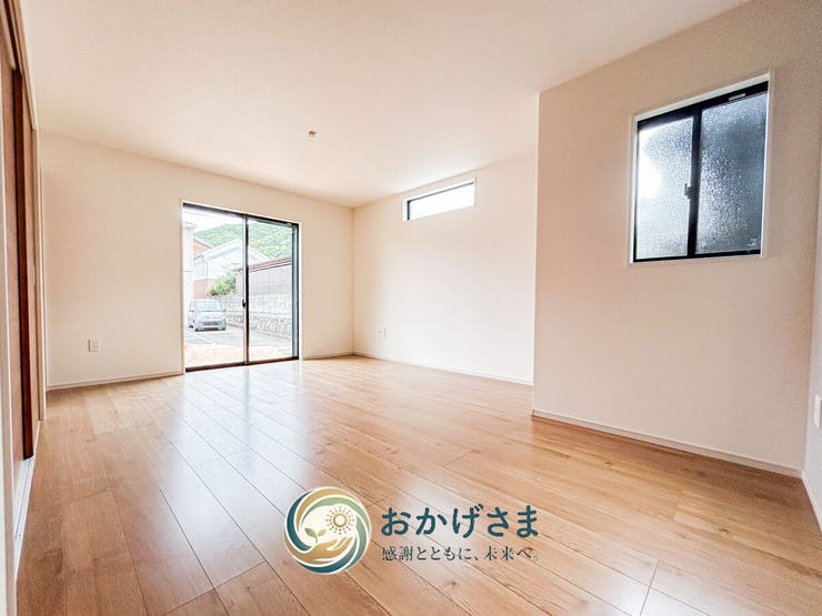 【リビング】
大きな掃き出し窓から心地よい自然光が注ぎ込む、家族みんながゆったりと寛げる広々としたリビング。