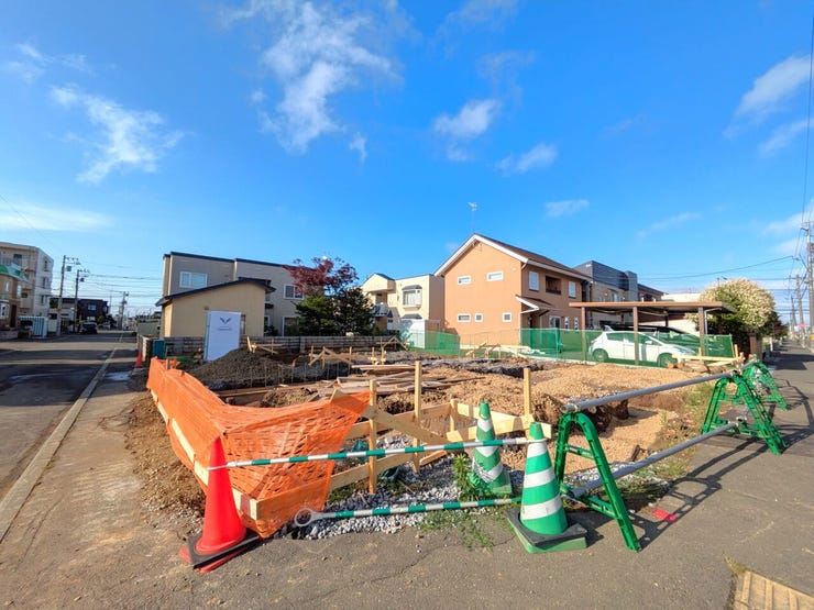 通勤・通学に便利な立地の新築4LDK。エコジョーズ搭載で毎月の光熱費を抑えられます。駐車3台可能で来客時も安心。全室パネルヒーター・高遮熱ペアガラス採用で、北海道の冬も暖かく快適に過ごせます♪