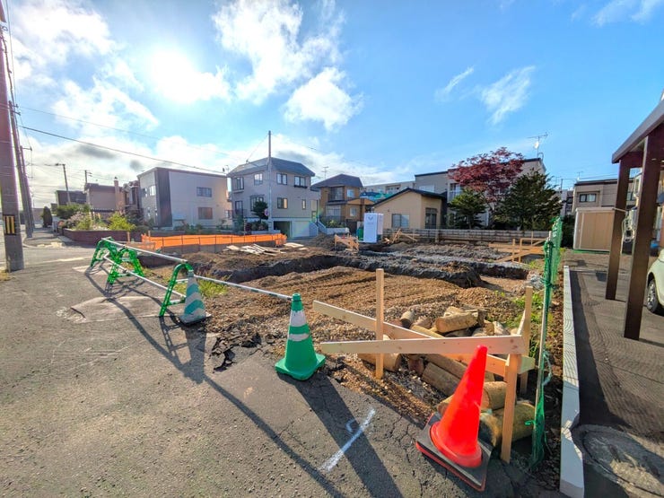 土地146.50㎡・建物94.39㎡、ご家族でゆったり暮らせる新築4LDK。対面式カウンターキッチンがLDKに開放感を演出します。小・中学校まで徒歩10分以内でお子様の通学も安心。便利な電子錠付き☆