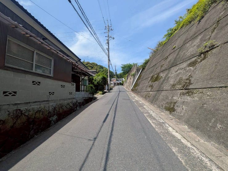周辺は緑豊かで、マイナスイオンをたっぷり感じられる環境です。