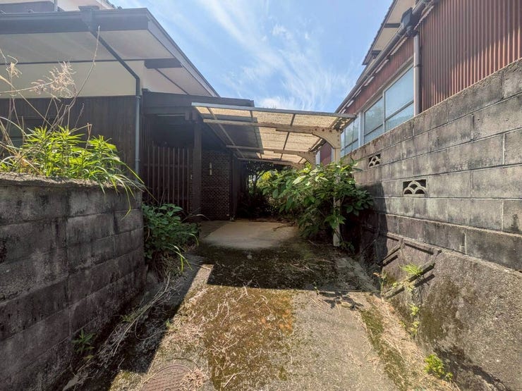 屋根付きのカーポートがあり、雨や直射日光から愛車を守れます!