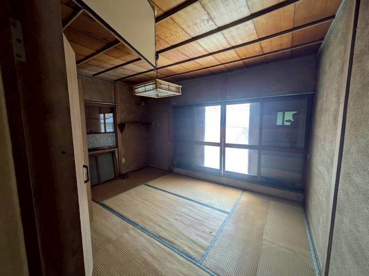 落ち着いた書斎や趣味のお部屋としても、非常に集中できる環境です!