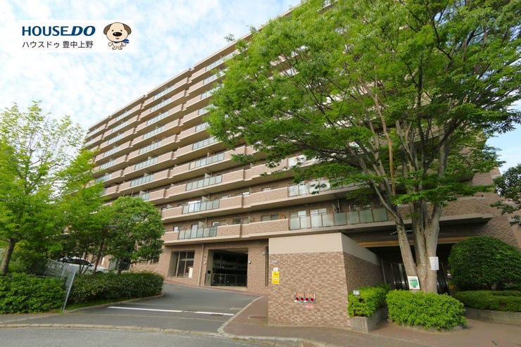 阪急千里線「北千里駅」まで徒歩13分の場所にあります。緑豊かで閑静な住環境にあり、エントランスにはオートロックが設置されており安心!エントランス前には遊具も設置された公園があります。