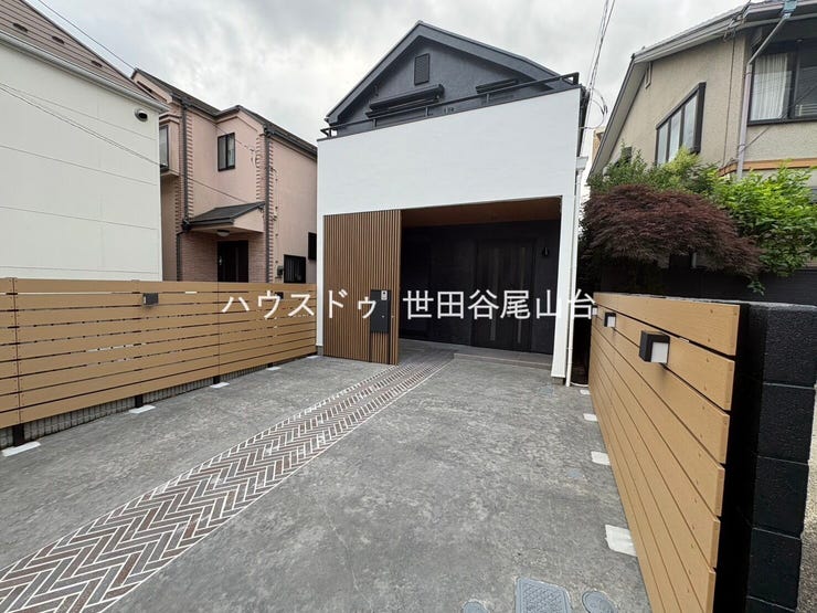 木調フェンスとモノトーンカラーを組み合わせたスタイリッシュな外観デザイン。久が原の閑静な住宅街に映える洗練された佇まいが魅力です。大型車2台駐車可能なゆとりあるカースペースも確保されています。