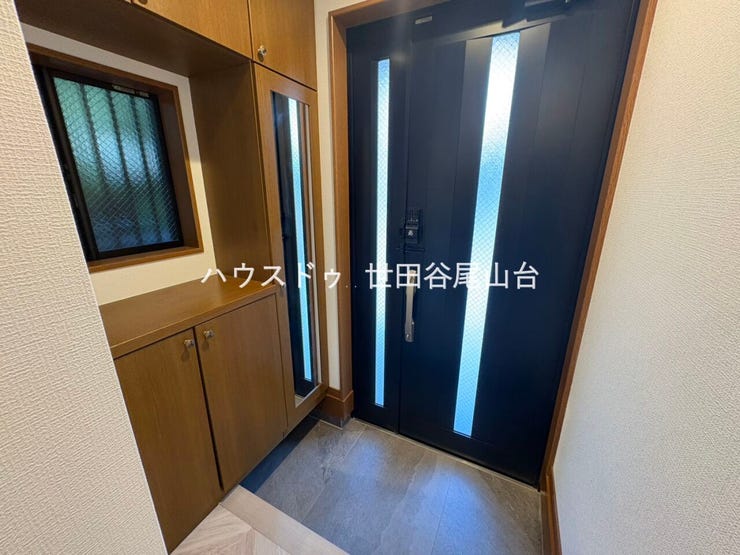 全身鏡付きの玄関はお出かけ前の身だしなみチェックにも便利。収納力のある下足入れを備え、すっきりとした玄関空間を演出します。