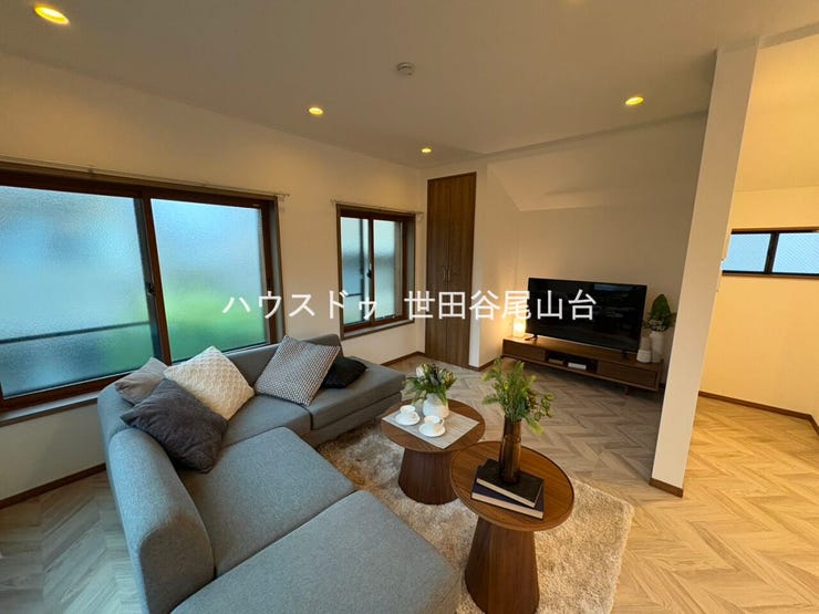 【リビング】
約23.5帖のLDKは2階に配置され、プライバシー性にも配慮された設計。四方向に窓を設けた明るい空間で、心地よい陽光と風を感じながらお過ごしいただけます。床暖房を完備し、冬場も足元から暖かく快適です。