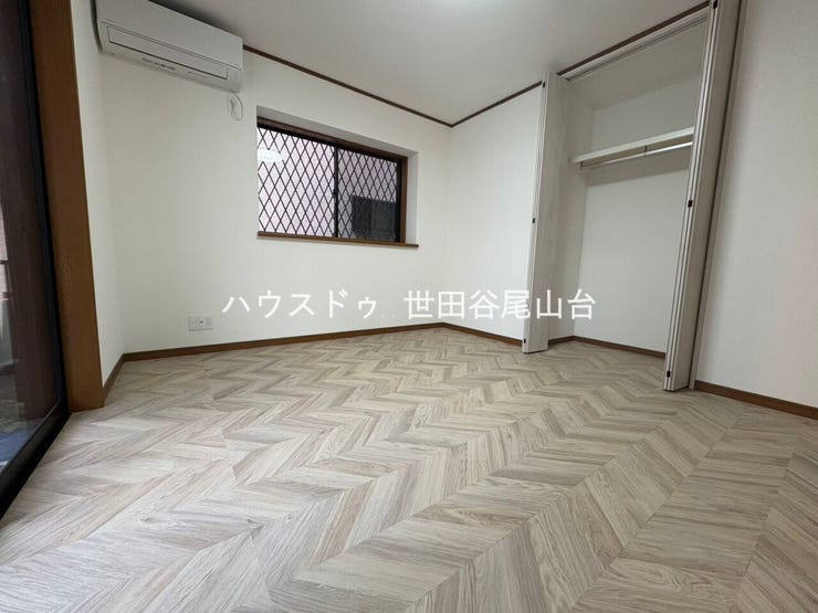 洋室6.5帖
両面採光により明るく風通しの良い洋室。クローゼットを備え、収納力も確保されています。床暖房付きで一年を通して快適にお使いいただけます。