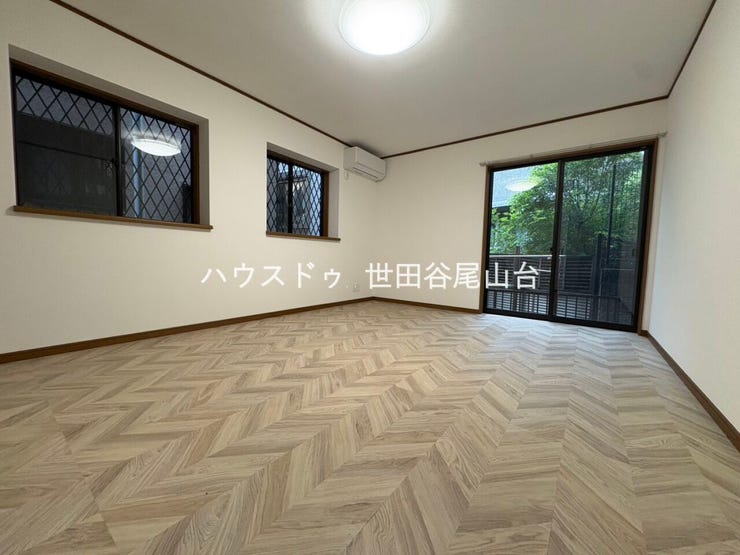 約9.7帖のゆとりある主寝室。2ヶ所の出窓が空間に開放感をもたらし、大型クローゼット付きで収納力も良好。床暖房完備で快適な居住空間を実現しています。